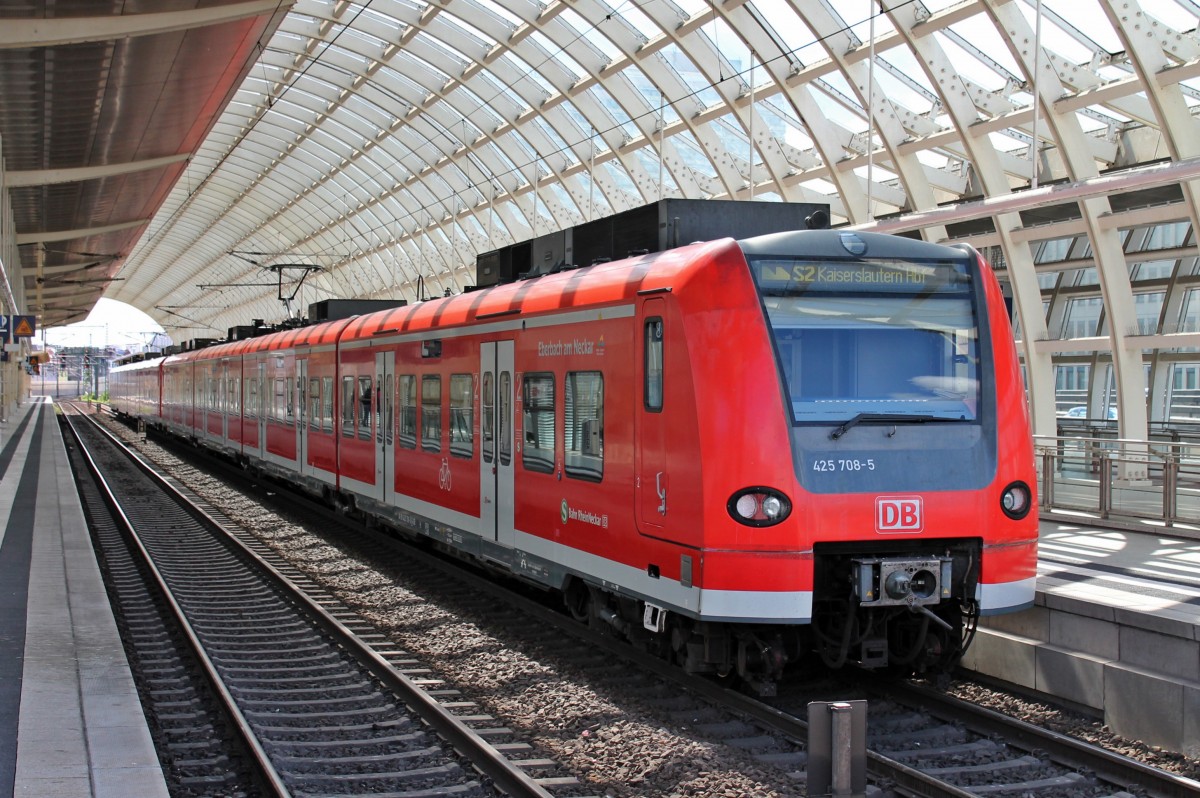 Nachschuss auf 425 708-5  Eberbach am Neckar  und 425 226-8 am 24.05.2014 als S2 nach Kaiserslautern Hbf beim Zwischenhalt in Ludwigshafen (Rhein) Mitte.
