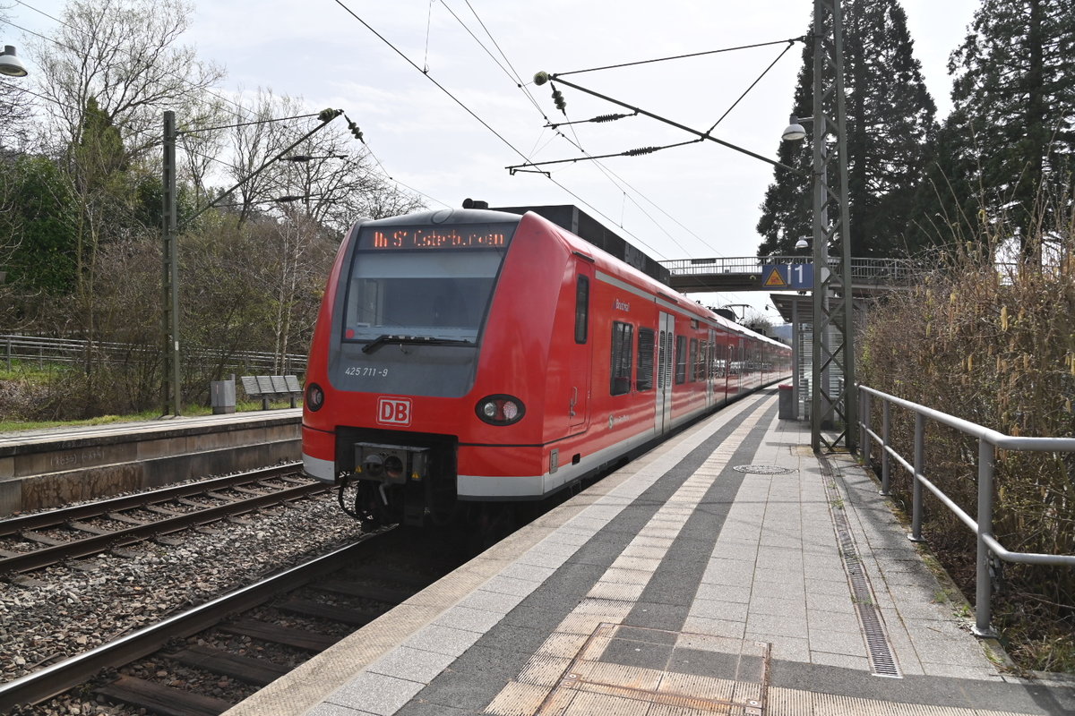 Nachschuß auf den 425 711-9 der hier in Neckargerach am Bahnsteig steht. Der Zug ist auf der Linie S2 gen Mosbach unterwegs. 1.4.2021