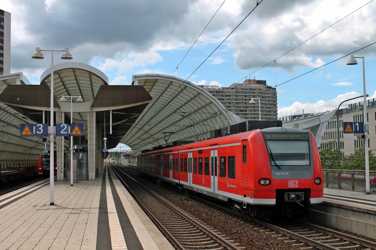 Nachschuss auf 425 717-6 am 24.05.2014 als S1 nach Homburg (Saar) Hbf in Ludwigshafen (Rhein) Hbf.