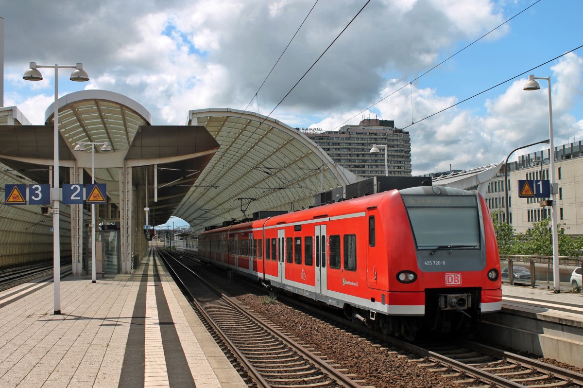 Nachschuss auf 425 720-0 am 24.05.2014 als S4 nach Bruchsal in Ludwigshafen (Rhein) Mitte.