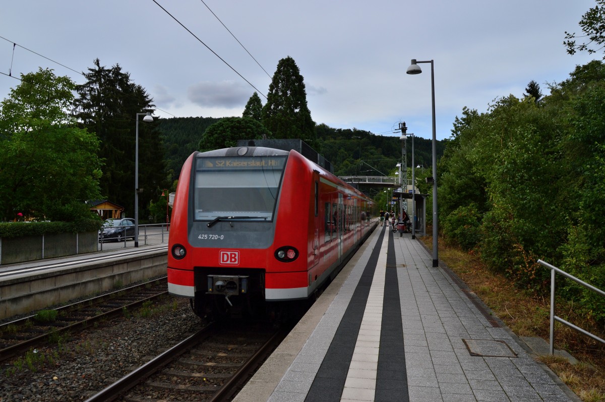 Nachschuß auf den 425 720-0 der hier als S2 nach Kaiserslautern in Neckargerach eingefahren ist. 15.8.2015