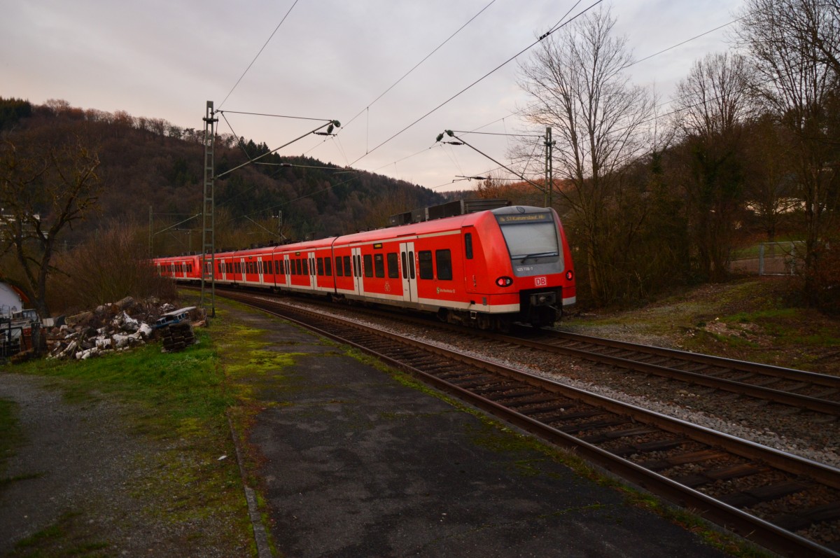 Nachschuß auf den 425 726-7 der am Zugschluß einer S2 Neckargerach nach Zwingenberg verlässt. 25.12.2015