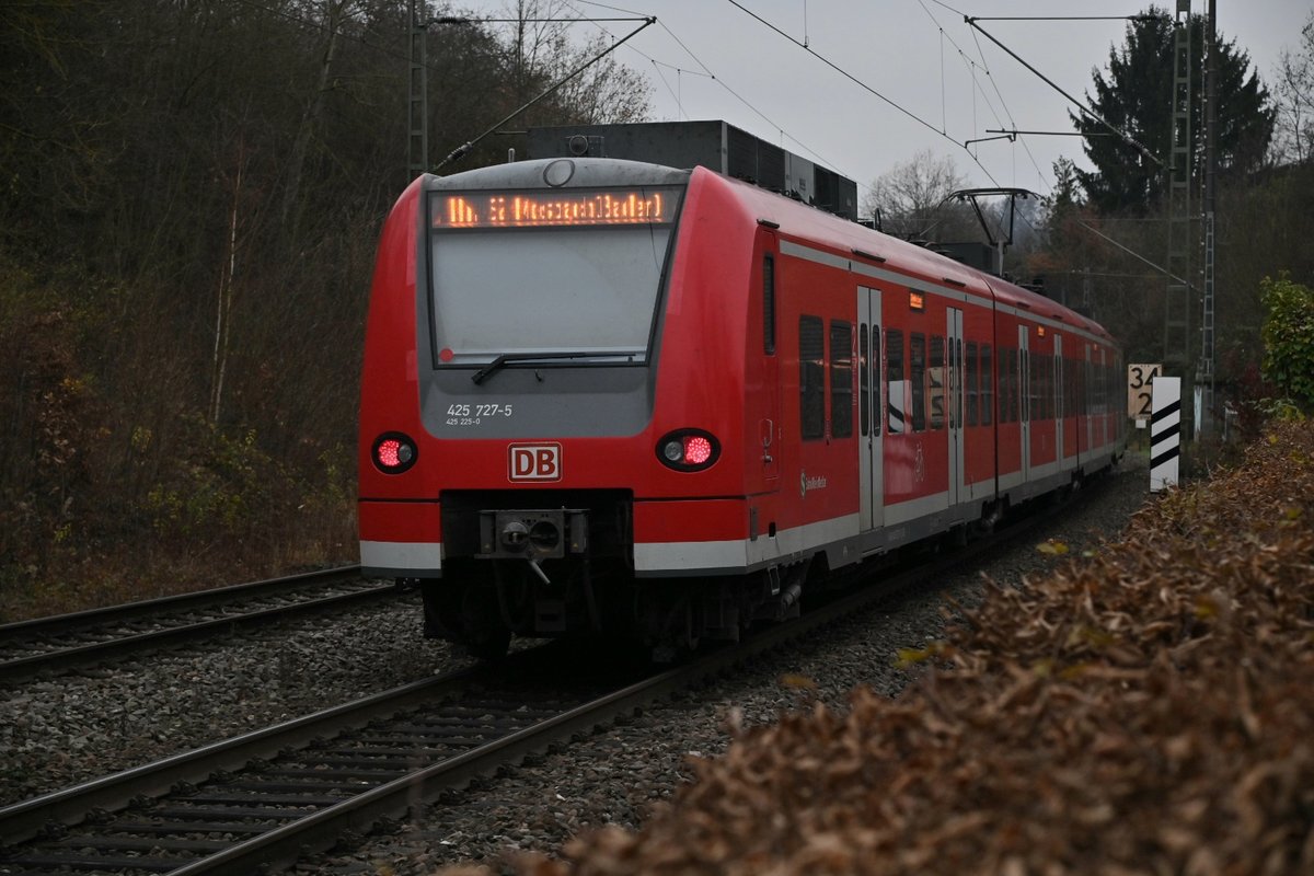 Nachschuss auf den 425 727-5 bei der Ausfahrt aus Neckargerach.  10.12.2020