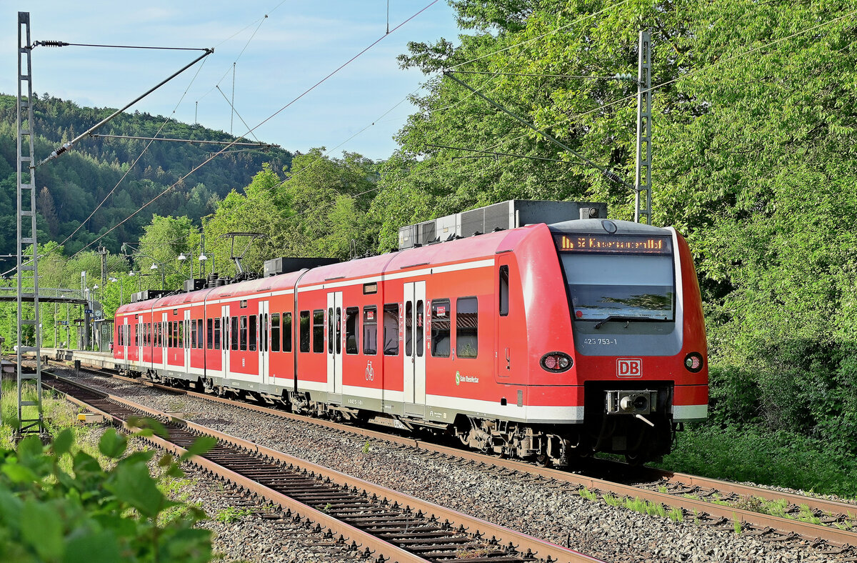 Nachschuß auf den 425 753-1 der als S2 nach Kaiserslautern Hbf hier in Neckargerach an den Bahnsteig Gleis 2 heranfährt.21.5.2022