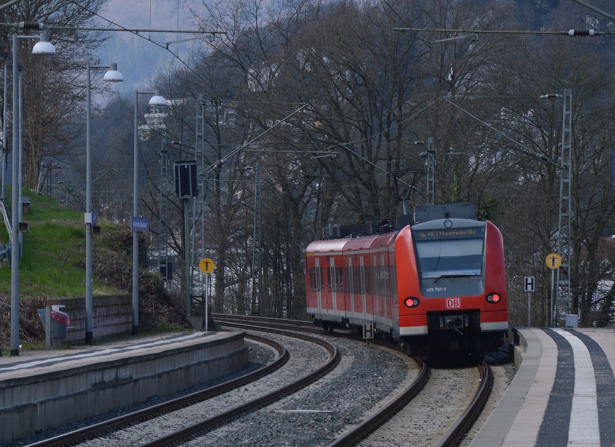 Nachschuß auf den 425 757-2 der gerade als RE3 durch Schlierbach/Ziegelhausen gen Heidelberg Altstadt fährt. Montag 6.4.2015