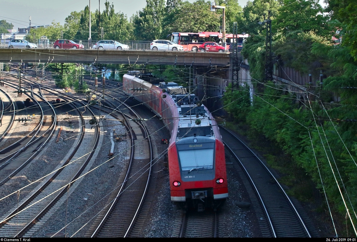 Nachschuss auf 425 804-2 und 425 ??? von DB Regio Baden-Württemberg, im Dienste von Abellio Rail Baden-Württemberg, als RE 19606 (RE17b) von Stuttgart Hbf nach Bruchsal, die das südliche Gleisvorfeld des Bahnhofs Ludwigsburg erreichen.
Aufgenommen vom  Gießhaus-Steg .
(Neubearbeitung)
[26.7.2019 | 9:01 Uhr]