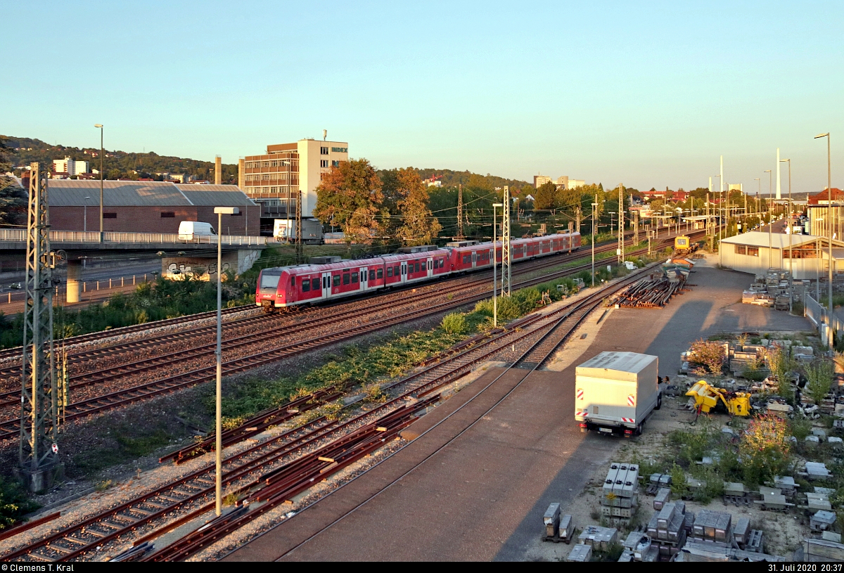 Nachschuss auf 426 004-8  Walhausen  und 425 814-1, die den Hp Oberesslingen auf Gleis 2 durchfahren.
Aufgenommen von der Adenauerbrücke.

🧰 DB Regio Baden-Württemberg für Abellio Rail Baden-Württemberg GmbH (Ersatzzug)
🚝 RB 19333 (RB18) Osterburken–Tübingen Hbf
🚩 Bahnstrecke Stuttgart–Ulm (Filstalbahn | KBS 750)
🕓 31.7.2020 | 20:37 Uhr