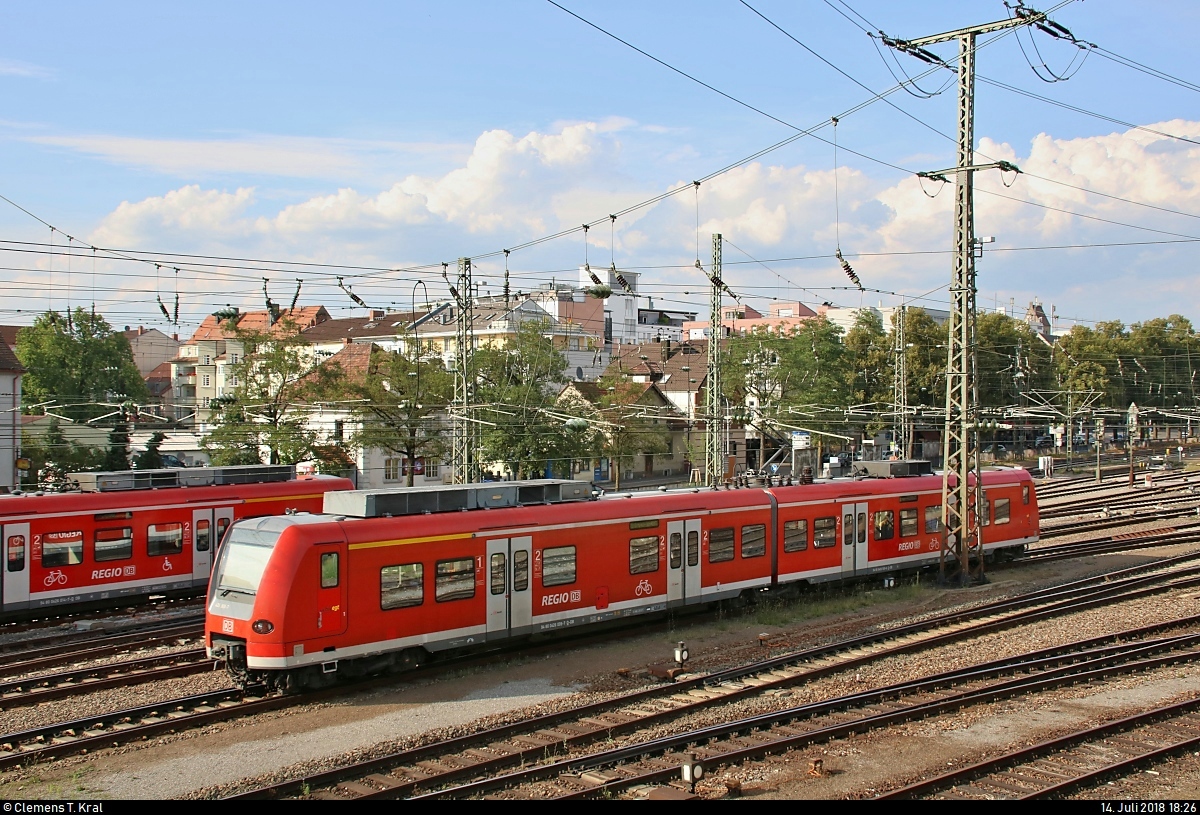 Nachschuss auf 426 009-7 von DB Regio Baden-Württemberg als RB 19751 von Schaffhausen (CH), die ihren Endbahnhof Singen(Hohentwiel) (D) auf Gleis 4 erreicht.
Aufgenommen vom Parkhaus in der Julius-Bührer-Straße.
[14.7.2018 | 18:26 Uhr]