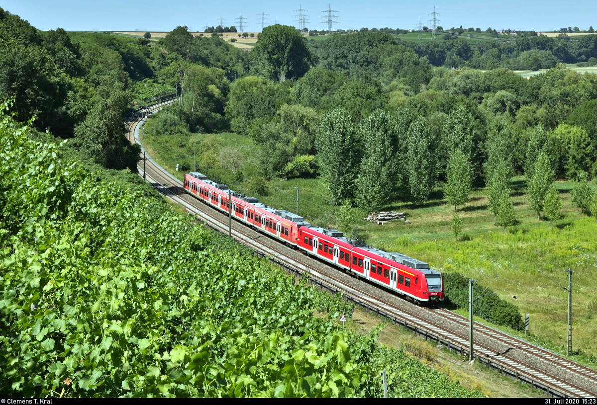 Nachschuss auf 426 016-2 und 425 806-7 bei Nordheim (Württemberg).

🧰 DB Regio NRW/DB Regio Baden-Württemberg für Abellio Rail Baden-Württemberg GmbH (Ersatzzug)
🚝 RB 19320 (RB18) Tübingen Hbf–Osterburken
🚩 Bahnstrecke Stuttgart–Würzburg (Frankenbahn | KBS 780)
🕓 31.7.2020 | 15:23 Uhr