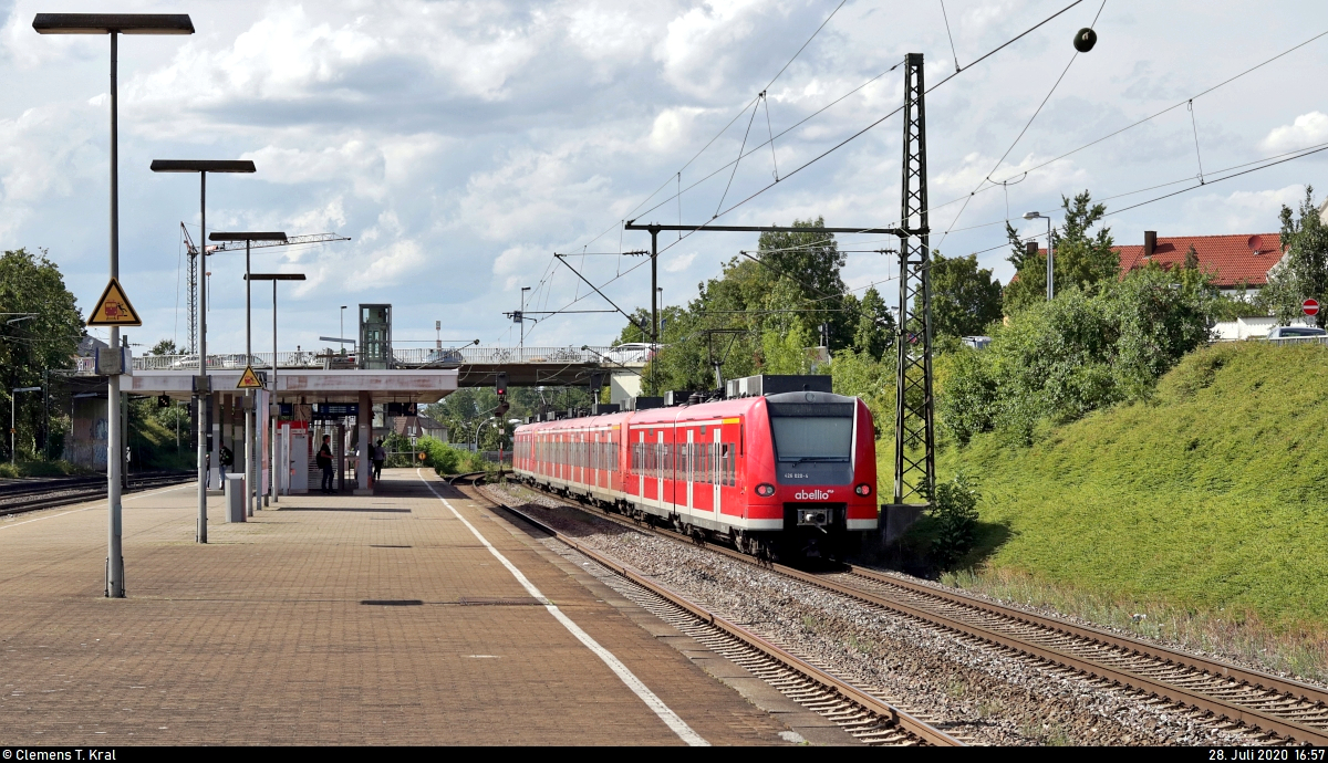 Nachschuss auf 426 020-4, 425 814-1 und 426 004-8  Walhausen  von DB Regio Baden-Württemberg, im Dienste der Abellio Rail Baden-Württemberg GmbH (Ersatzzug), als RB 19326 (RB18) von Tübingen Hbf nach Osterburken, die den Bahnhof Asperg auf der Bahnstrecke Stuttgart–Würzburg (Frankenbahn | KBS 780) durchfahren.
[28.7.2020 | 16:57 Uhr]