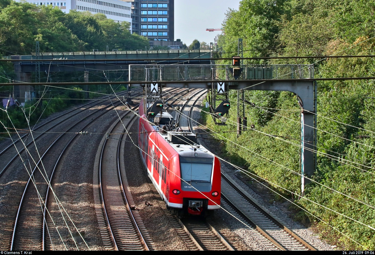 Nachschuss auf 426 520-3 und 426 526-0, ehem. von DB Regio NRW und im Dienste von Abellio Rail Baden-Württemberg, als RB 19609 (RB17c) von Bruchsal bzw. RB 19509 (RB17a) von Pforzheim Hbf nach Stuttgart Hbf, die das südliche Gleisvorfeld des Bahnhofs Ludwigsburg verlassen.
Aufgenommen vom  Gießhaus-Steg . Im Hintergrund befindet sich die Konzernzentrale der Wüstenrot Bausparkasse AG.
[26.7.2019 | 9:06 Uhr]

Hinweis: Das Bild wurde lediglich noch einmal hochgeladen, um es in die Diskussion aufzunehmen. Dies war vorher nicht möglich.