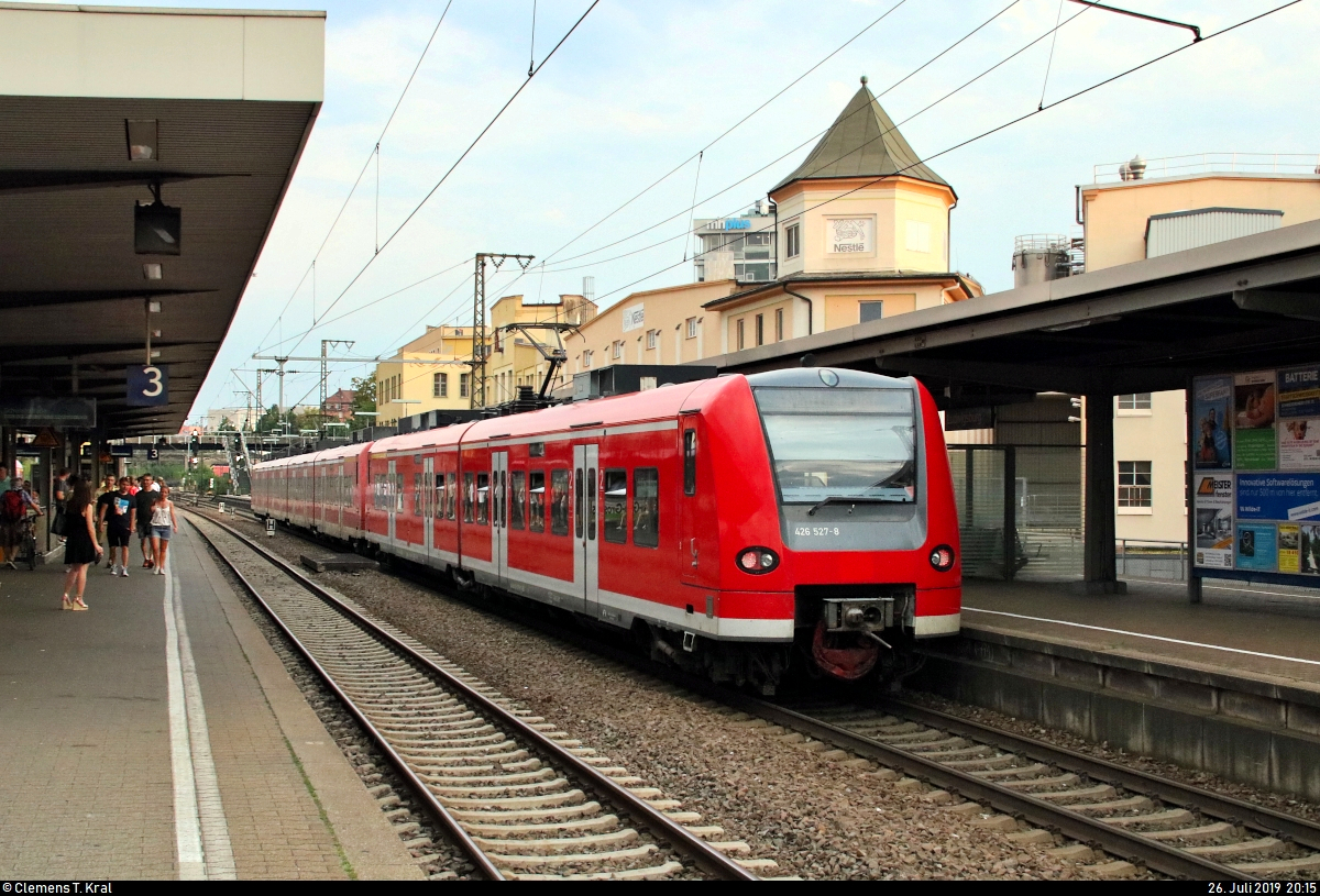 Nachschuss auf 426 527-8, ehem. DB Regio NRW, und 425 301-9 von DB Regio Baden-Württemberg, im Dienste von Abellio Rail Baden-Württemberg, als verspätete RB 19535 (RB17a) von Pforzheim Hbf bzw. verspäteter RE 19635 (RE17b) von Bruchsal nach Stuttgart Hbf, die den Bahnhof Ludwigsburg auf Gleis 4 erreichen.
(Neubearbeitung)
[26.7.2019 | 20:15 Uhr]