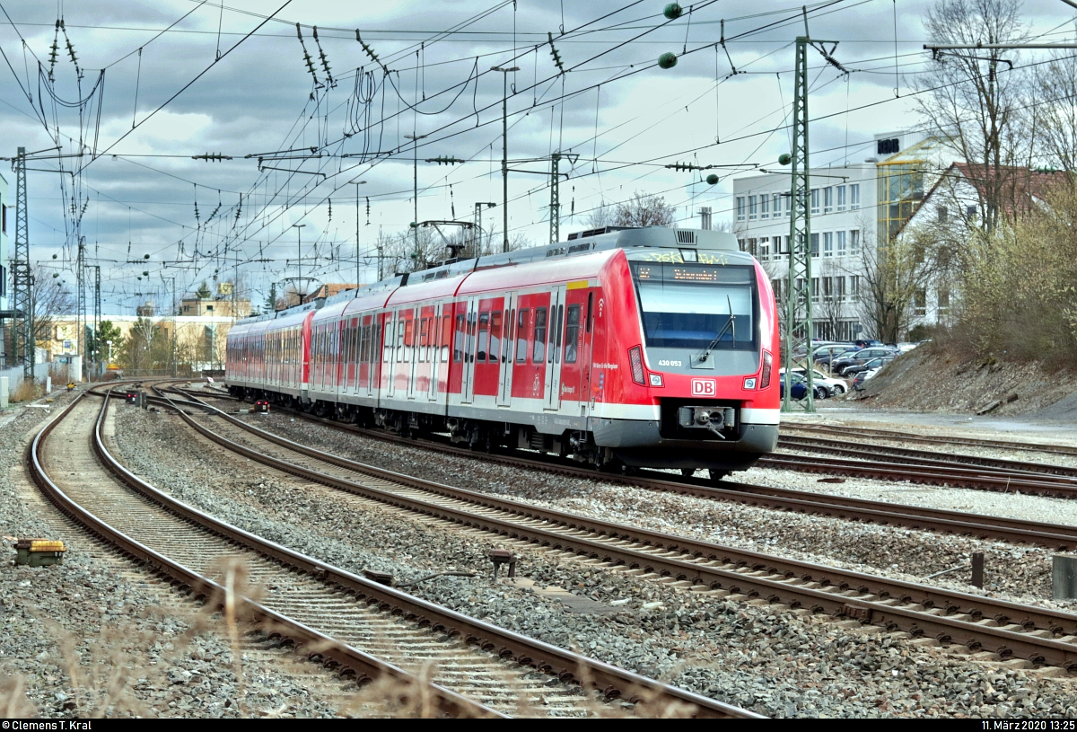 Nachschuss auf 430 ??? und 430 053-9 der S-Bahn Stuttgart als S2 von Filderstadt nach Schorndorf, die den Bahnhof Waiblingen auf Gleis 7 verlassen.
Aufgenommen am Ende des Bahnsteigs 5.
[11.3.2020 | 13:25 Uhr]