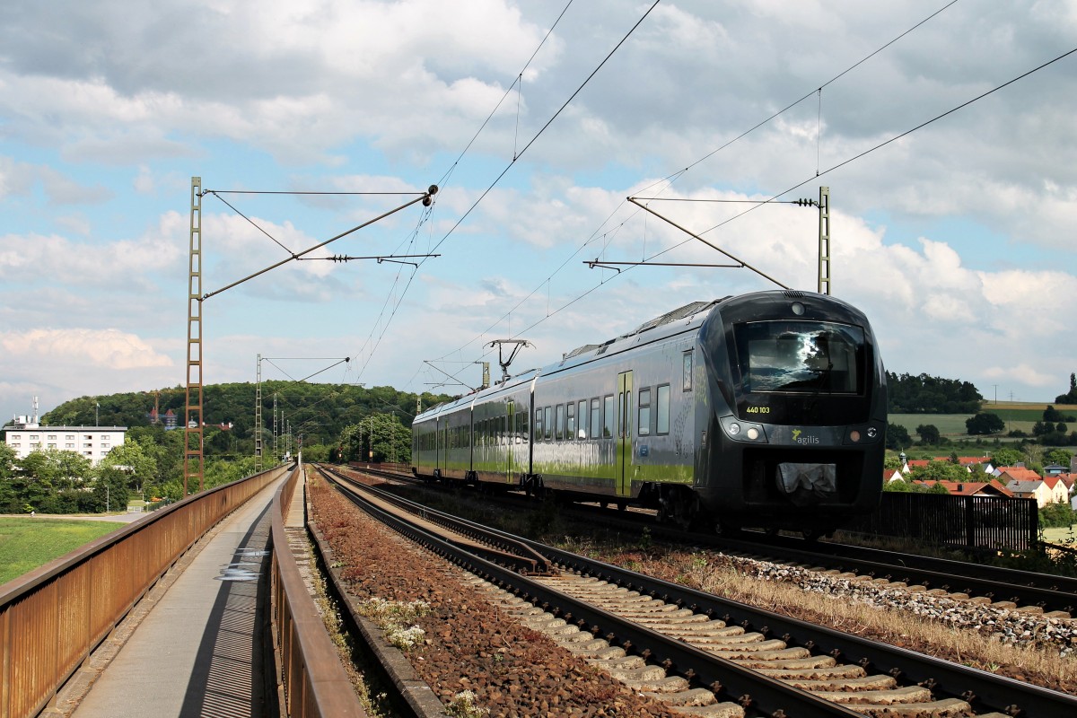 Nachschuss auf 440 103 von agilis am 25.06.2014, als dieser die Donaubrücke bei Mariaort in Richtung Regensburg befuhr.