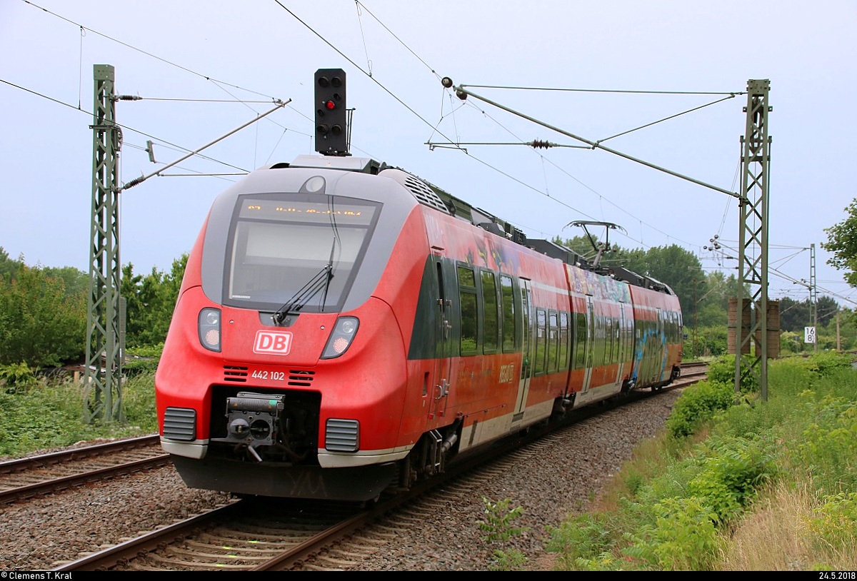 Nachschuss auf 442 102 (Bombardier Talent 2) der S-Bahn Mitteldeutschland (DB Regio Südost) als S 37745 von Halle-Nietleben nach Halle(Saale)Hbf Gl. 13a, die den Hp Halle Zscherbener Straße auf der Bahnstrecke Merseburg–Halle-Nietleben (KBS 588) verlässt.
[24.5.2018 | 15:27 Uhr]