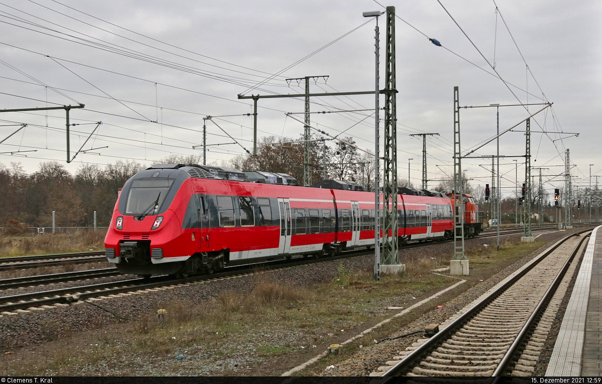 Nachschuss auf 442 141-8 (Bombardier Talent 2), der von 203 144-1 (V 160.6) in Magdeburg Hbf in nördlicher Richtung überführt wird. Start und Ziel der Fahrt wären interessant zu erfahren, denn der Triebzug gehört zu Regio Nordost (obwohl die Logos entklebt wurden) und das Werk in Hennigsdorf ist ja auch nicht weit.

🧰 DB Regio Nordost | Havelländische Eisenbahn AG (HVLE)
🕓 15.12.2021 | 12:59 Uhr