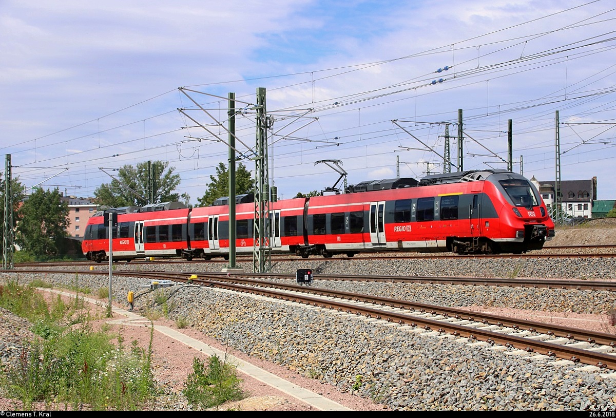 Nachschuss auf 442 601 (Bombardier Talent 2) der S-Bahn Mitteldeutschland (DB Regio Südost) als S 37741 (S7) von Halle-Nietleben nach Halle(Saale)Hbf Gl. 13a, die in Halle (Saale), Karl-von-Thielen-Straße, auf der Ostumfahrung für den Güterverkehr fährt.
[26.6.2018 | 14:41 Uhr]