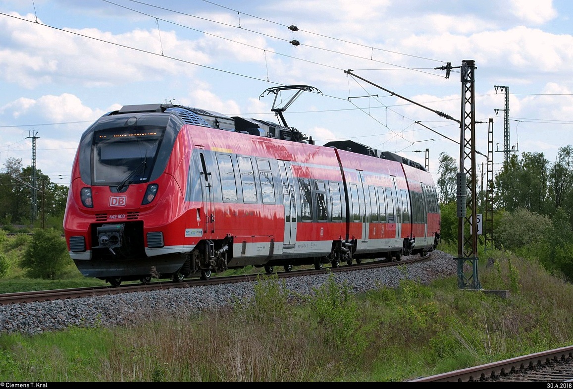 Nachschuss auf 442 603 (Bombardier Talent 2) der S-Bahn Mitteldeutschland (DB Regio Südost) als S 37747 (S7) von Halle-Nietleben nach Halle(Saale)Hbf Gl. 13a, die in Angersdorf auf der Bahnstrecke Merseburg–Halle-Nietleben (KBS 588) fährt. Leider hatte ich kein Glück mit dem Sonnenlicht. [30.4.2018 | 15:58 Uhr]