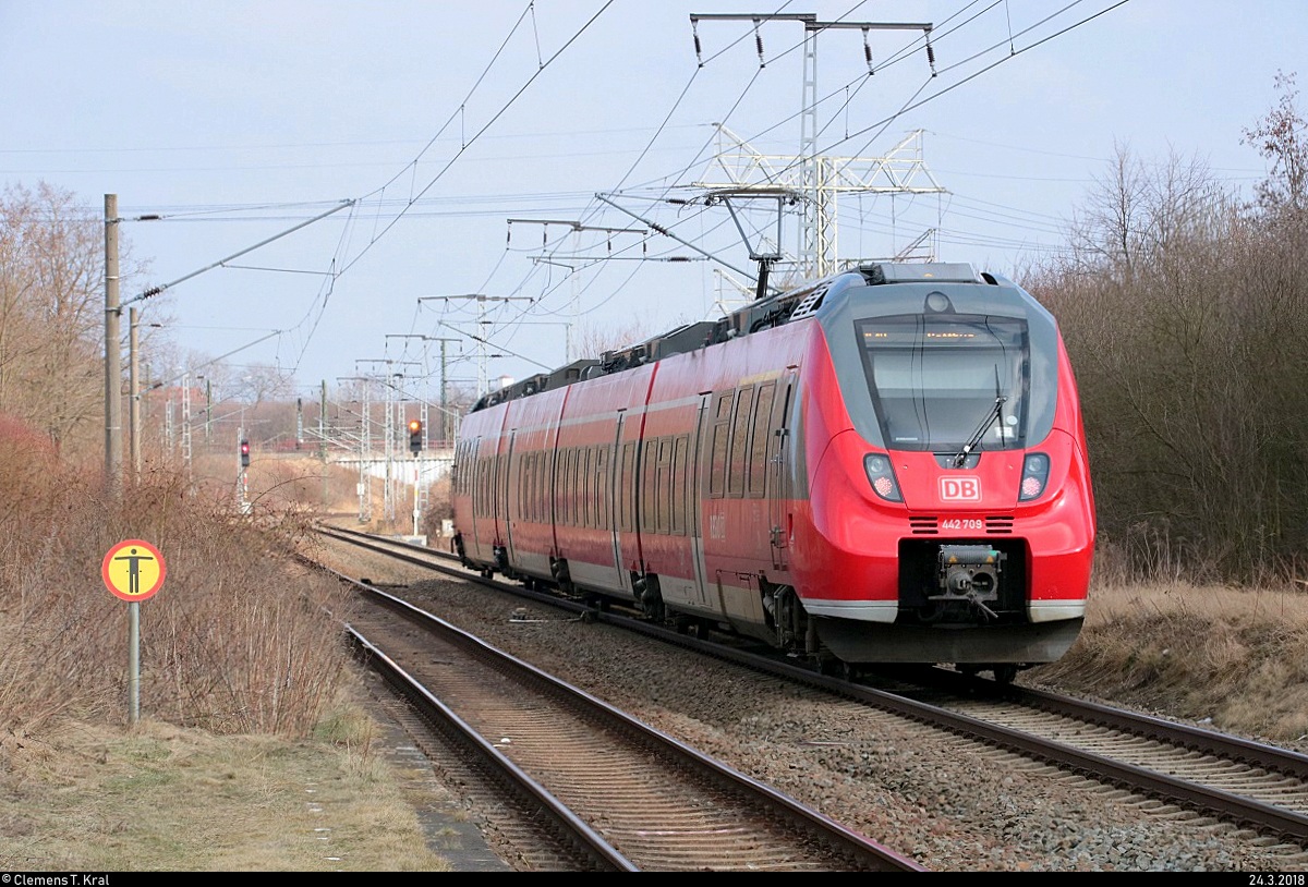 Nachschuss auf 442 709 (Bombardier Talent 2) von DB Regio Südost als RE 18391 (RE10) von Leipzig Hbf nach Cottbus, der den Bahnhof Leipzig-Thekla auf der Bahnstrecke Leipzig–Eilenburg (KBS 215) durchfährt. [24.3.2018 | 15:16 Uhr]