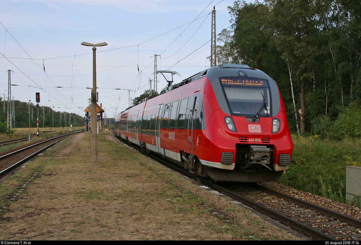 Nachschuss auf 442 818 (Bombardier Talent 2) von DB Regio Nordost als RE 3730 (RE7) von Dessau Hbf nach Wünsdorf-Waldstadt, der den Bahnhof Meinsdorf auf Gleis 1 durchfährt.
[1.8.2018 | 17:14 Uhr]