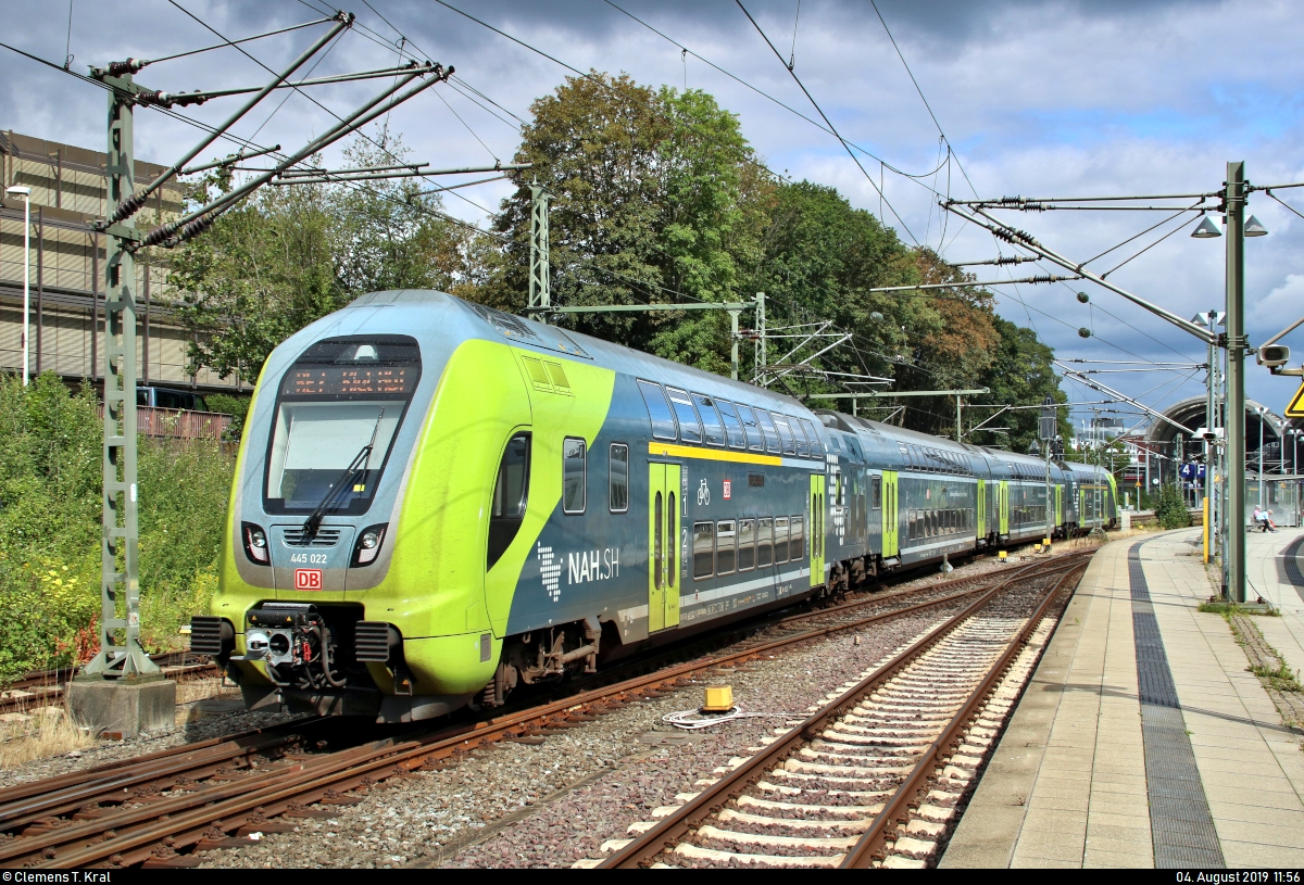 Nachschuss auf 445 022-0 (Bombardier Twindexx Vario) von DB Regio Schleswig-Holstein (DB Regio Nord) als RE 21112 (RE7) von Neumünster, der seinen Endbahnhof Kiel Hbf auf Gleis 5 erreicht.
[4.8.2019 | 11:56 Uhr]