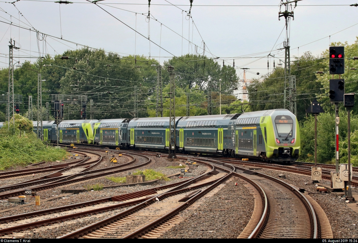 Nachschuss auf 445 024-6 und 445 038-6 (Bombardier Twindexx Vario) von DB Regio Schleswig-Holstein (DB Regio Nord) als RE 21022 (RE70) nach Kiel Hbf, die den Startbahnhof Hamburg Hbf auf Gleis 7 G-I verlassen.
Aufgenommen von Bahnsteig 7/8.
[5.8.2019 | 15:26 Uhr]