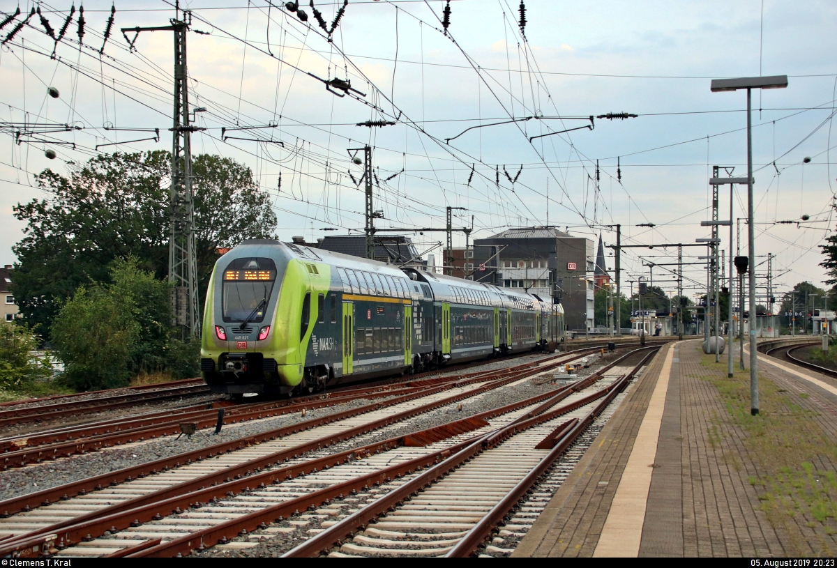 Nachschuss auf 445 027-9 und 445 021 (Bombardier Twindexx Vario) von DB Regio Schleswig-Holstein (DB Regio Nord) als RE 21085 (RE7) von Flensburg, weiter als RE 21130 (RE7) nach Kiel Hbf, die den Endbahnhof Neumünster abweichend auf Gleis 3 erreichen.
[5.8.2019 | 20:23 Uhr]