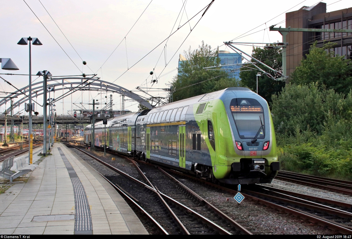 Nachschuss auf 445 027-9 (Bombardier Twindexx Vario) von DB Regio Schleswig-Holstein (DB Regio Nord) mit dem Zugzielanzeiger  Nicht einsteigen , der Kiel Hbf Richtung Abstellgruppe verlässt.
Aufgenommen im Gegenlicht.
[2.8.2019 | 18:47 Uhr]
