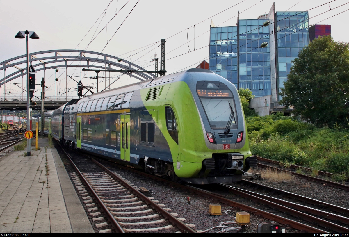 Nachschuss auf 445 028-4 (Bombardier Twindexx Vario) von DB Regio Schleswig-Holstein (DB Regio Nord) mit dem Zugzielanzeiger  Nicht einsteigen , der Kiel Hbf Richtung Abstellgruppe verlässt.
Aufgenommen im Gegenlicht.
[2.8.2019 | 18:44 Uhr]