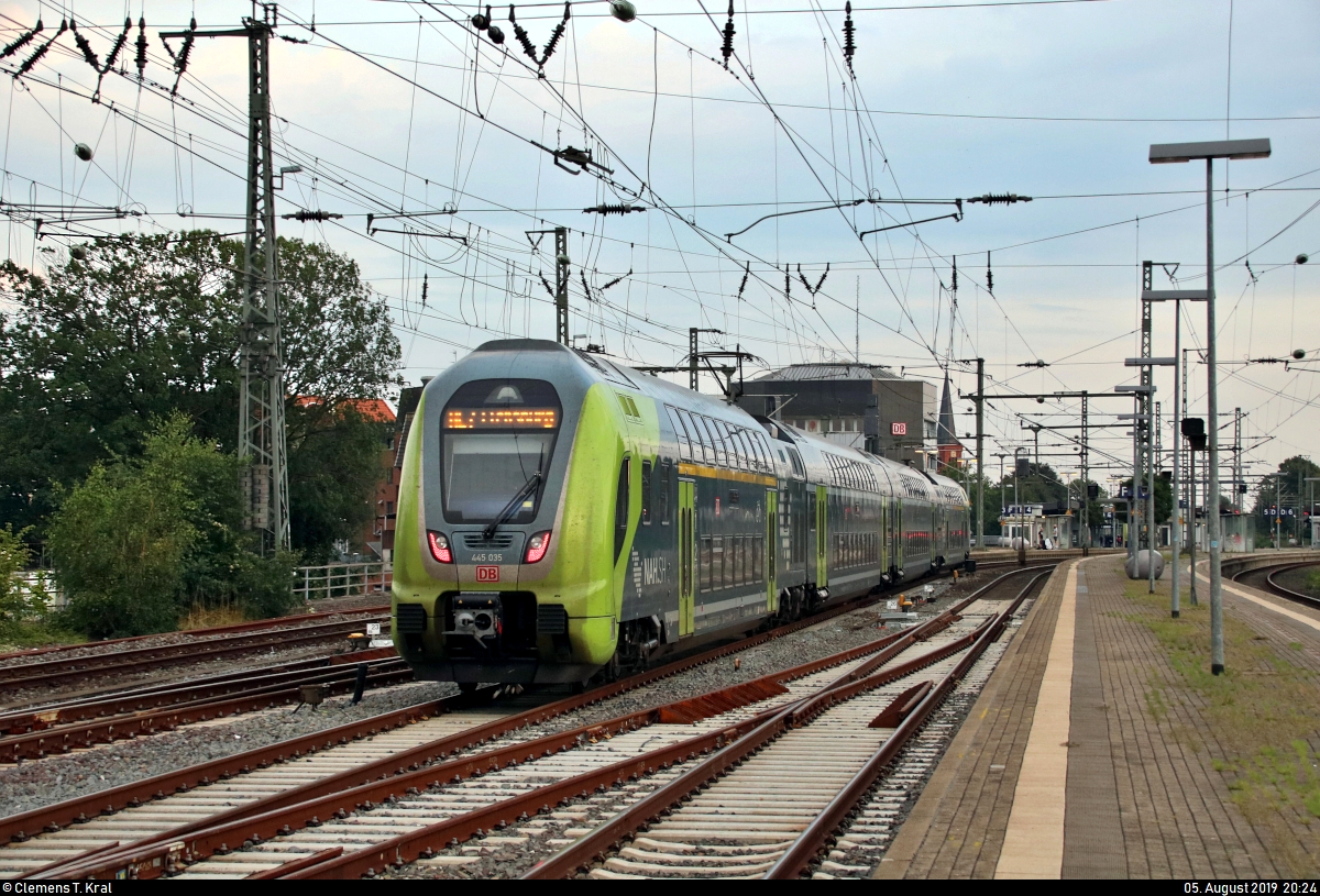 Nachschuss auf 445 035-2  Bordesholm  und 445 016-2 (Bombardier Twindexx Vario) von DB Regio Schleswig-Holstein (DB Regio Nord) als RE 21135 (RE7) von Kiel Hbf, weiter als RE 21080 (RE7) nach Flensburg, die den Endbahnhof Neumünster abweichend auf Gleis 4 erreichen.
[5.8.2019 | 20:24 Uhr]