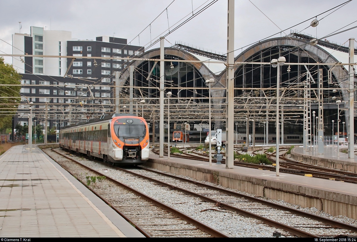 Nachschuss auf 465 763 und 465 212 (763M und 212M | Siemens Civia) der Rodalies Barcelona (RENFE bzw. FGC) als R2, die ihren Endbahnhof Barcelona-França (Estació de França) (E) auf Gleis 4 erreichen.
[18.9.2018 | 15:24 Uhr]