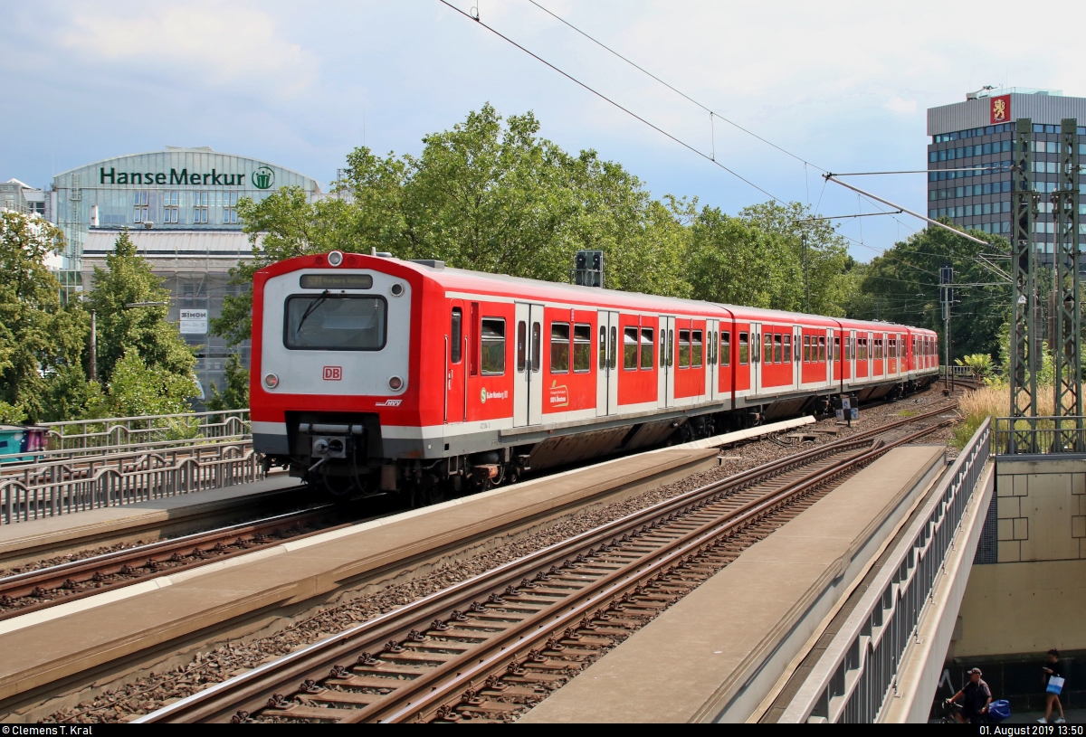 Nachschuss auf 472 014-0 und 472 ??? der S-Bahn Hamburg als S31 von Pinneberg nach Hamburg-Harburg Rathaus, die den Hp Hamburg Dammtor auf der Hamburg-Altonaer Verbindungsbahn (KBS 137.1) verlassen.
Aufgenommen am Ende des Bahnsteigs 3/4.
[1.8.2019 | 13:50 Uhr]