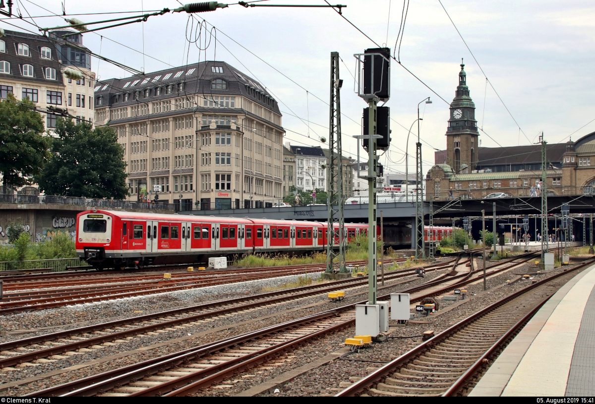 Nachschuss auf 472 561-0 und 472 ??? der S-Bahn Hamburg als S31 von Pinneberg nach Hamburg-Neugraben, die Hamburg Hbf (S-Bahn) auf Gleis 3 erreichen.
[5.8.2019 | 15:41 Uhr]