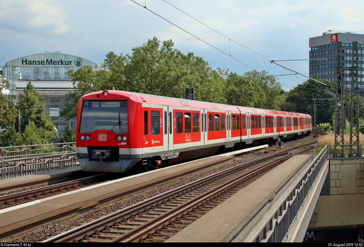 Nachschuss auf 474 003-1 und 474 ??? der S-Bahn Hamburg als S21 von Hamburg Elbgaustraße nach Hamburg-Bergedorf, die den Hp Hamburg Dammtor auf der Hamburg-Altonaer Verbindungsbahn (KBS 137.1) verlassen.
Aufgenommen am Ende des Bahnsteigs 3/4.
[1.8.2019 | 13:52 Uhr]