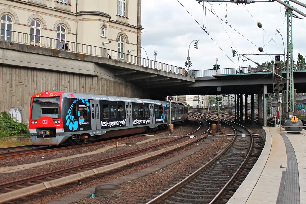 Nachschuss auf 474 005-6  lasik-germany.de , als dieser am Abend des 06.07.2019 zusammen mit 474 510-5  10 Jahre S1 Weddel - Hamburg Airport  als S1 (Weddel - Airport/Poppenbüttel) aus dem Hamburger Hauptbahnhof fuhr.