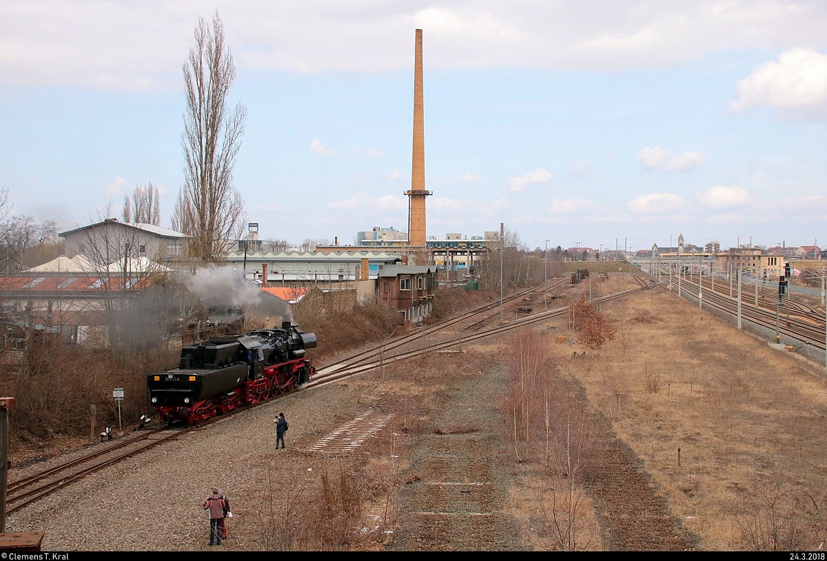 Nachschuss auf 52 8154-8 des Verein Eisenbahnmuseum Bayerischer Bahnhof zu Leipzig e.V., die eine Führerstandsmitfahrt im Eisenbahnmuseum Leipzig-Plagwitz durchführt. Aufgenommen von der Brücke nahe Kurt-Kresse-Straße während der 21. Leipziger Eisenbahntage. [24.3.2018 | 12:44 Uhr]