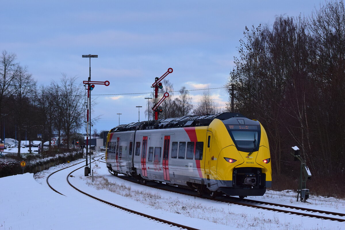 Nachschuss auf 563 803 bei der Ausfahrt in Hachenburg auf den Weg nach Altenkirchen.

Hachenburg 03.01.2026