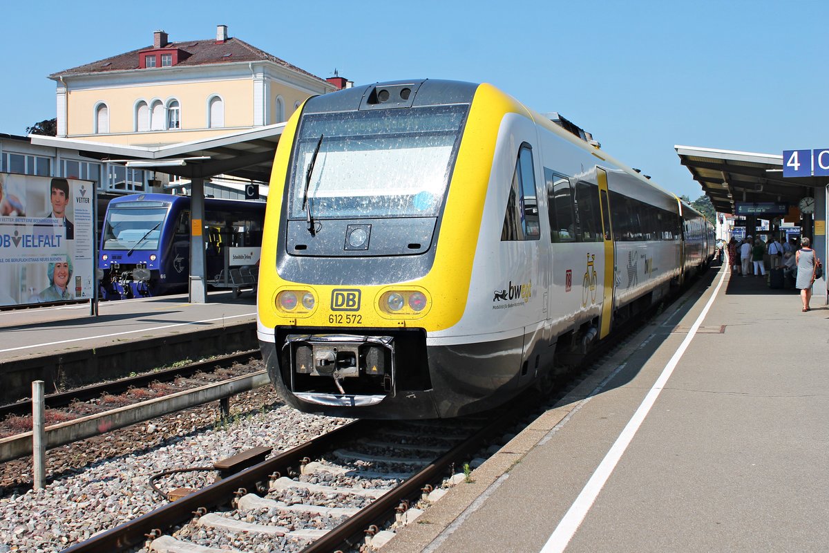 Nachschuss auf 612 572/072, als dieser am Morgen des 30.06.2018 zusammen mit einer weiteren 612er als IRE (Ulm Hbf - Basel Bad Bf) im Bahnhof von Friedrichshafen Stadt stan) und auf die Ausfahrt gen Hochrhein wartete. Im Hintergrund steht BOB VT66 (650 356-8) mit einer weiteren Einheit am Bahnsteig.