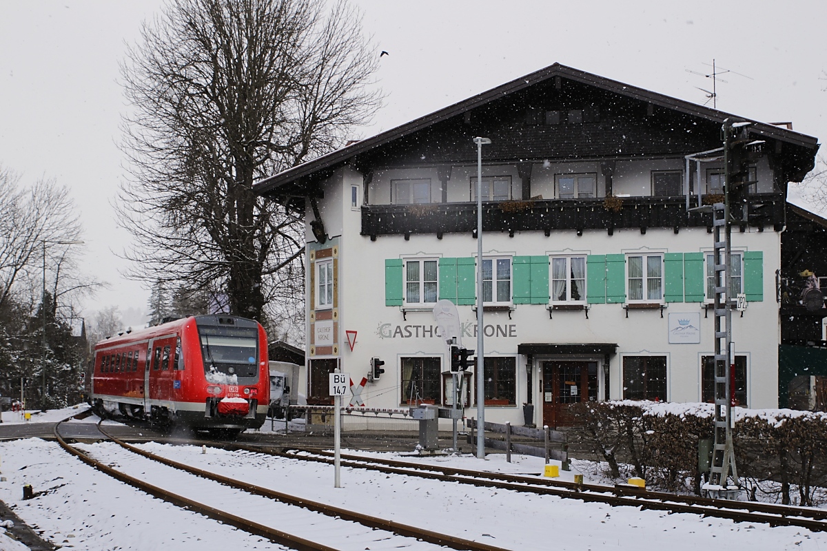 Nachschuss auf 612 586, der am 26.02.2023 mit dem RE 76 nach München den Bahnhof Fischen verlässt