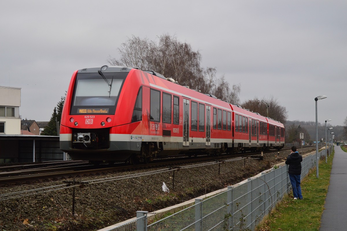 Nachschuß auf den 620 523 der als RE22 nach Köln Deutz/Messe unterwegs ist in Weilerswist. 23.1.2016 Gruss an den Fotografen ;-)