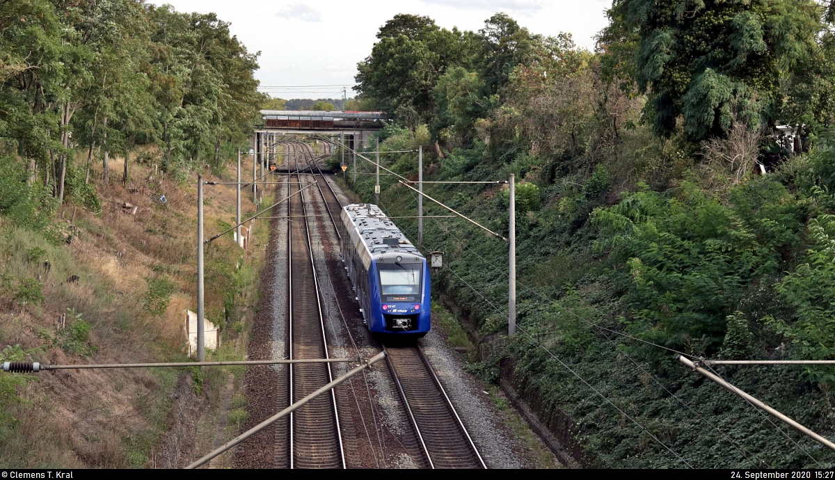 Nachschuss auf 622 427-2 (Alstom Coradia LINT 54) als  Leerfahrt  in Halle Südstadt Richtung Halle Rosengarten.
Aufgenommen von der Eierwegbrücke.

🧰 vlexx GmbH (Regentalbahn AG (RAG) | Netinera Deutschland GmbH | Ferrovie dello Stato Italiane S.p.A.)
🚩 Bahnstrecke Halle–Hann. Münden (KBS 590)
🕓 24.9.2020 | 15:27 Uhr