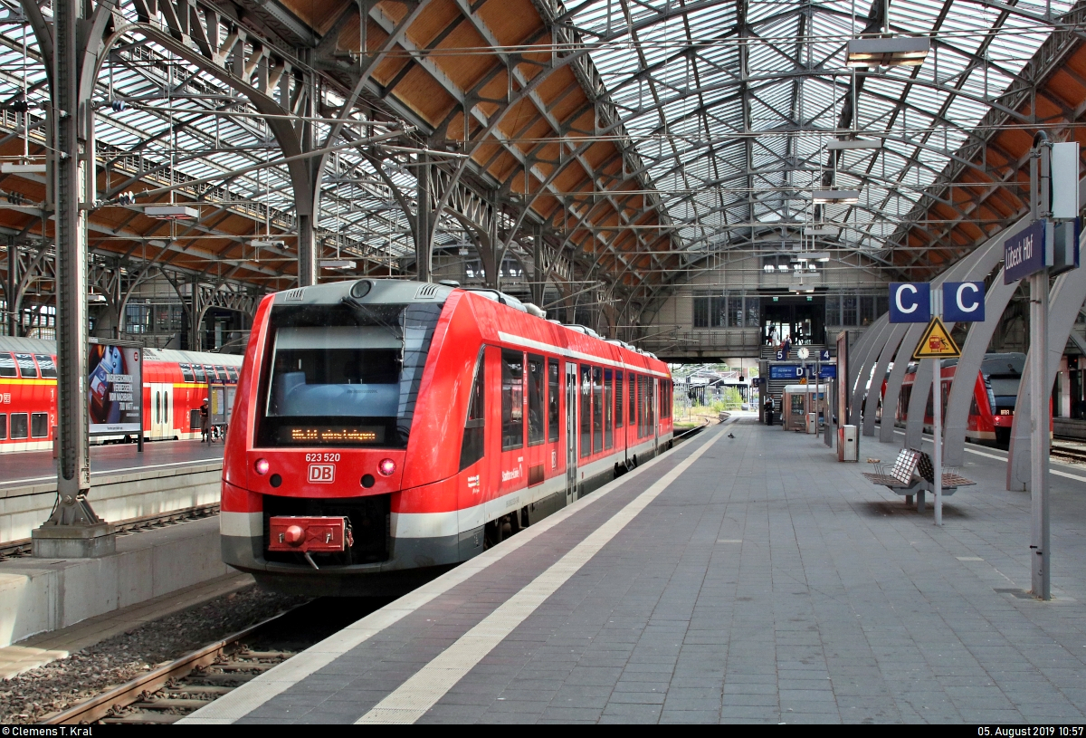 Nachschuss auf 623 520-3 (Alstom Coradia LINT 41) von DB Regio Nordost als RE 13084  Stadttore-Linie  (RE4) von Bad Kleinen, der seinen Endbahnhof Lübeck Hbf abweichend auf Gleis 5 erreicht.
[5.8.2019 | 10:57 Uhr]
