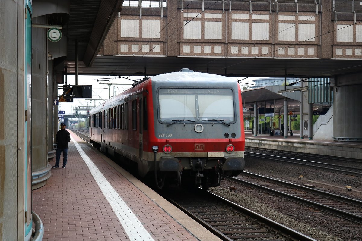 Nachschuss auf 628 250 der Kurhessenbahn (DB Regio) als RB 23123 (RB39) von Kassel Hbf nach Bad Wildungen, der im Bahnhof Kassel-Wilhelmshöhe abfährt. [1.5.2017 - 13:51 Uhr]