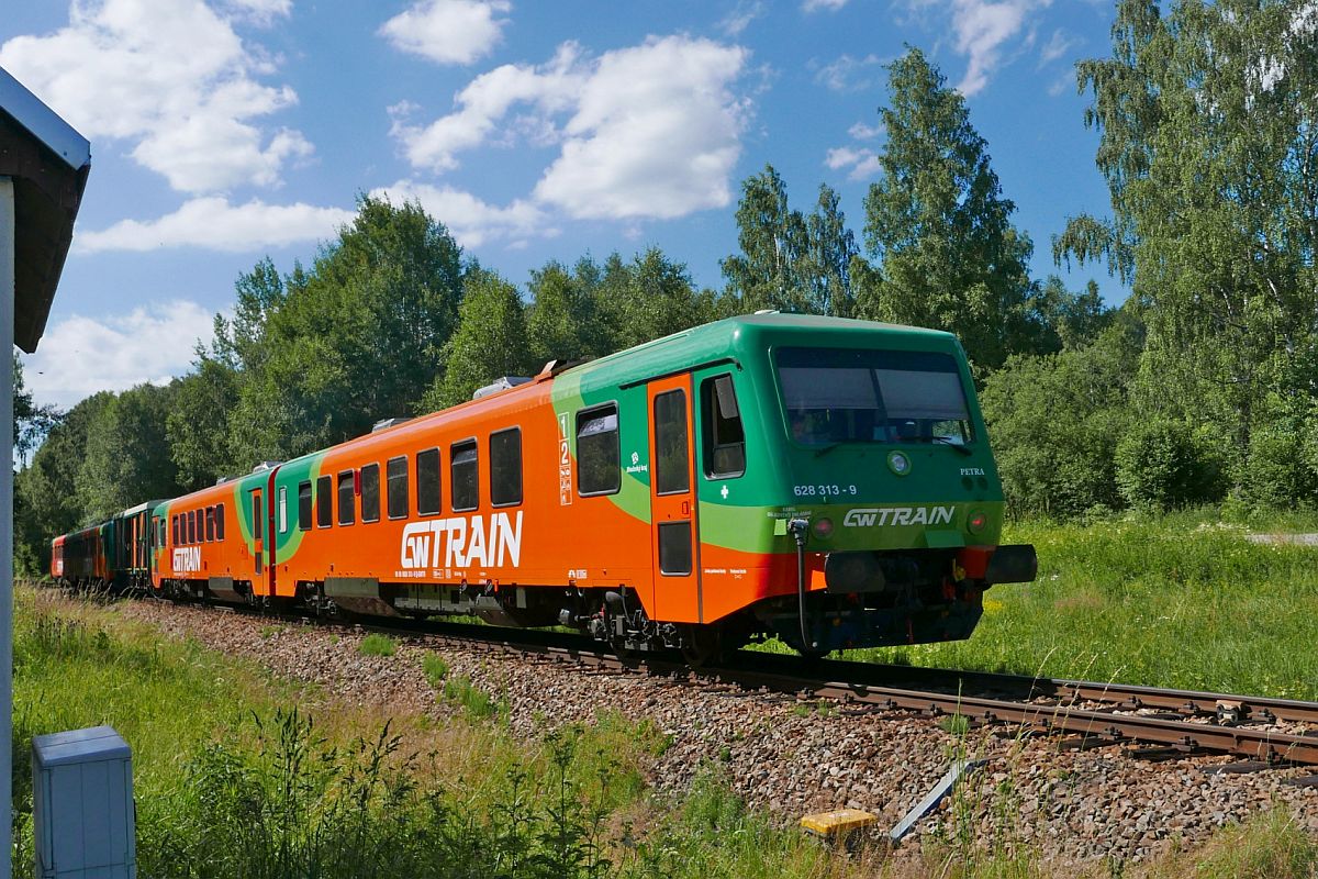 Nachschuss auf 628 313-9 mit Fahrradwagen und 628 344-3, die sich auf der Fahrt von České Budějovice nach Nové Údolí befinden. Aufnahme entstand am 28.06.2019 bei der Haltestelle Horní Planá zastávka.