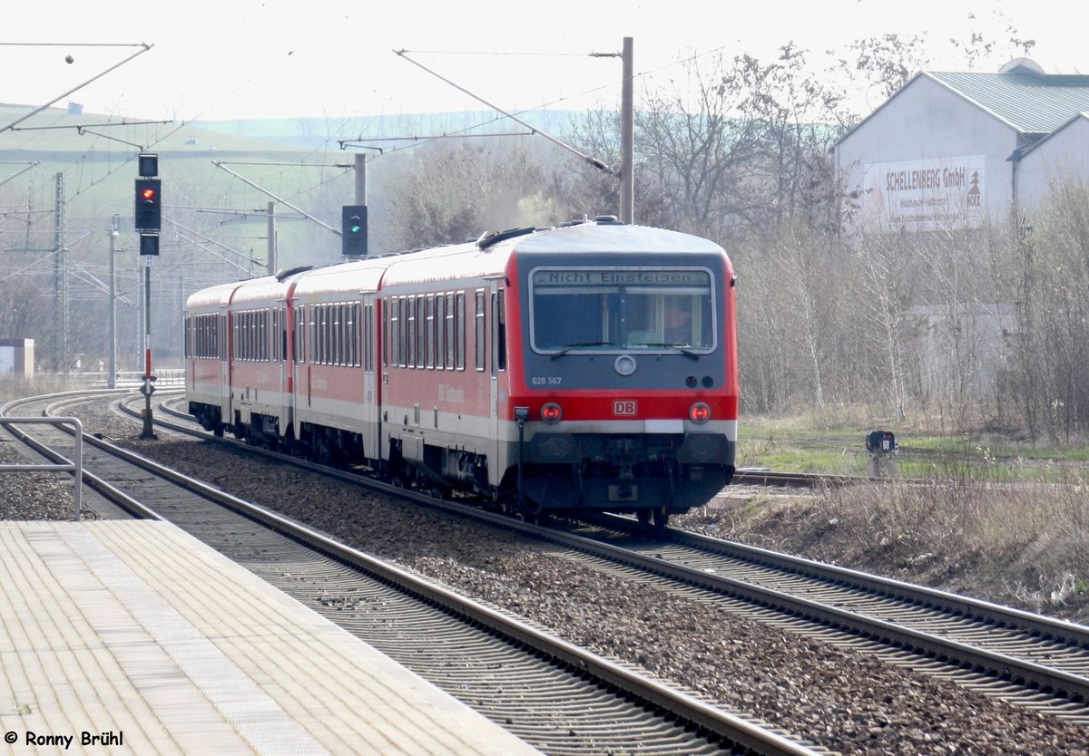 Nachschuß auf 628 586 und 628 567, bei der Durchfahrt im Bahnhof Glauchau.
06.04.2016