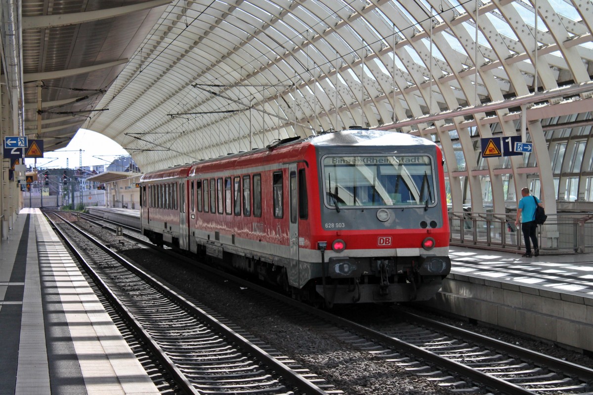 Nachschuss auf 628 903, der am 24.05.2014 einen Zwischenhalt in Ludwigshafen (Rhein) Mitte macht.