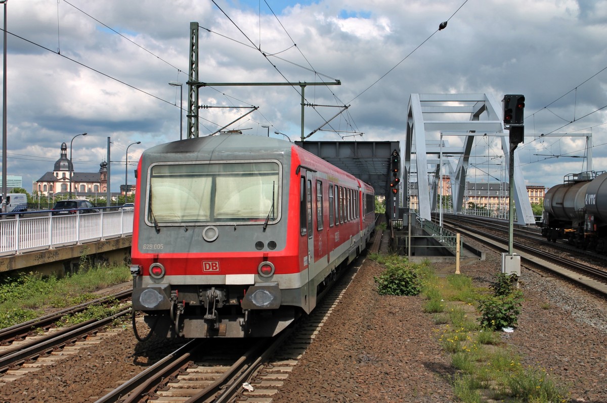 Nachschuss auf 629 005 am 24.05.2014 in Ludwigshafen (Rhein) Mitte, auf seinem Weg nach Mannheim Hbf.