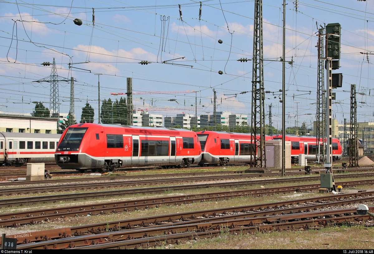 Nachschuss auf 641 ???, 641 ??? und 641 013 (Alstom Coradia A TER) von DB Regio Baden-Württemberg, die im Bahnhof Basel Bad Bf (CH) rangieren.
Aufgenommen vom öffentlich zugänglichen Parkplatz neben der Schwarzwaldallee.
[13.7.2018 | 16:48 Uhr]