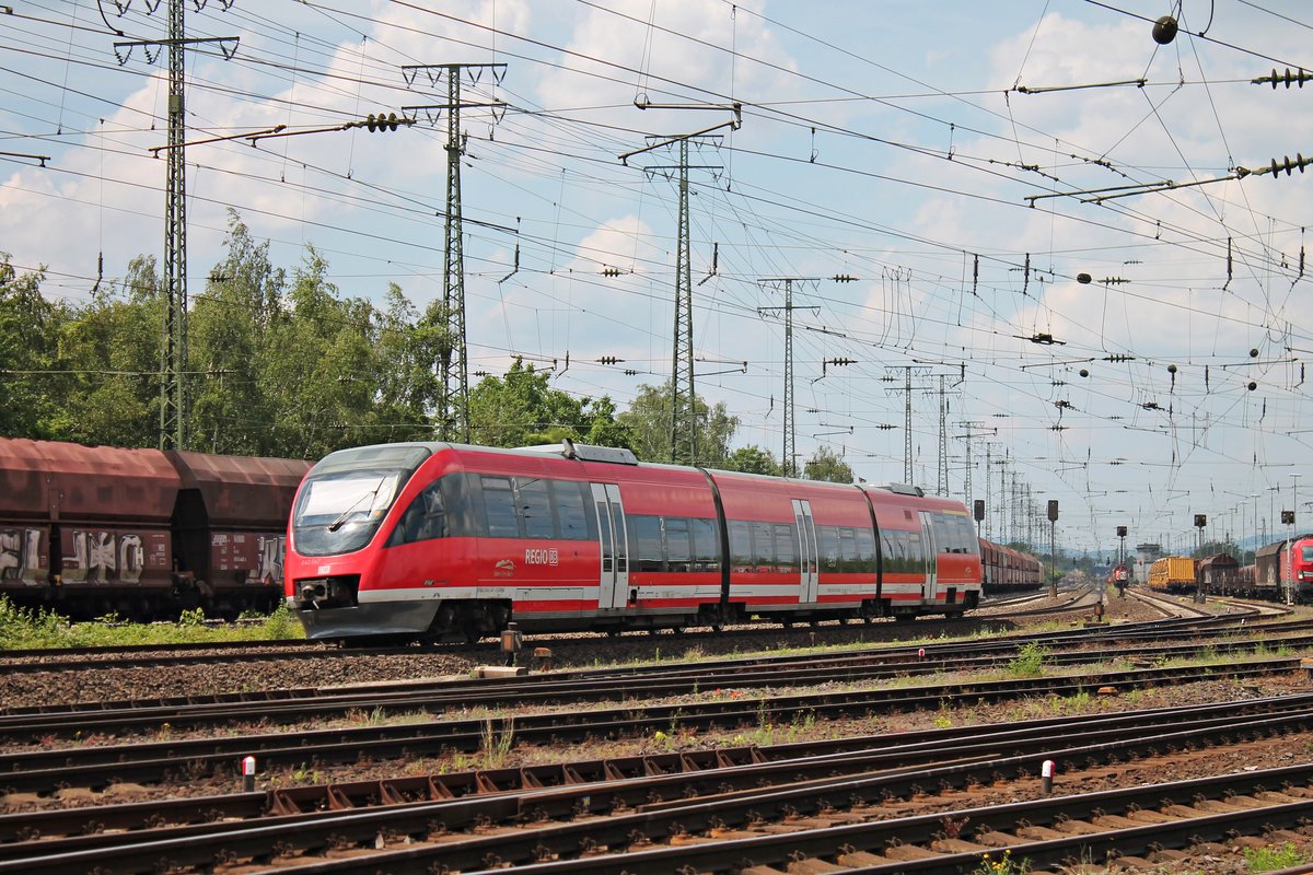 Nachschuss auf 643 047, als dieser am Mittag des 22.06.2019 als RB 23  Lahn-Eifel-Bahn  (Limburg (Lahn) - Mayen Ost) am Rangierbahnhof und DB Museum in Koblenz Lützel vorbei in Richtung Andernach fuhr.