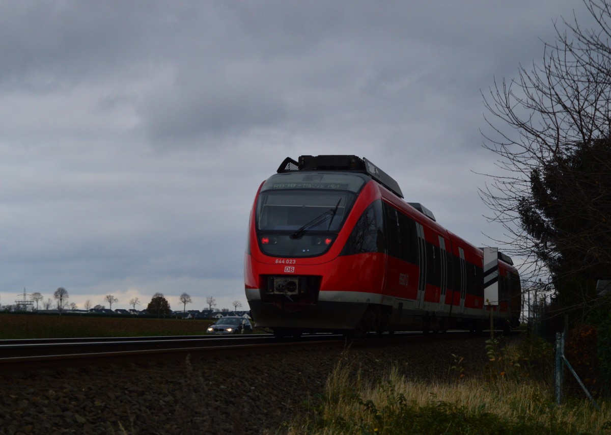 Nachschuß auf den 644 023 bei Kapellen an der Friedrichstraße, der Zug ist als RB 38 nac Neuss Hbf unterwegs. Samstag 21.11.2015